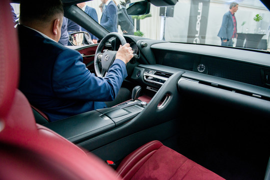 Į Vilnių atgabenti du prabangiausi nauji „Lexus“ modeliai