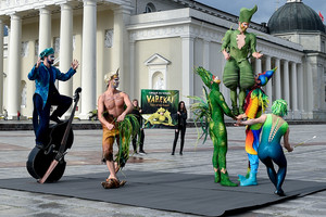 Žymiausio pasaulio cirko „Cirque du Soleil“ artistai Vilniuje linksmino praeivius