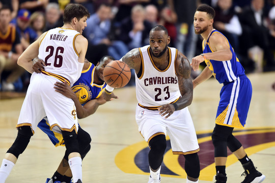 NBA čempionai – ant bedugnės krašto: nenusisekusi rungtynių pabaiga sumenkino šansus apginti titulą