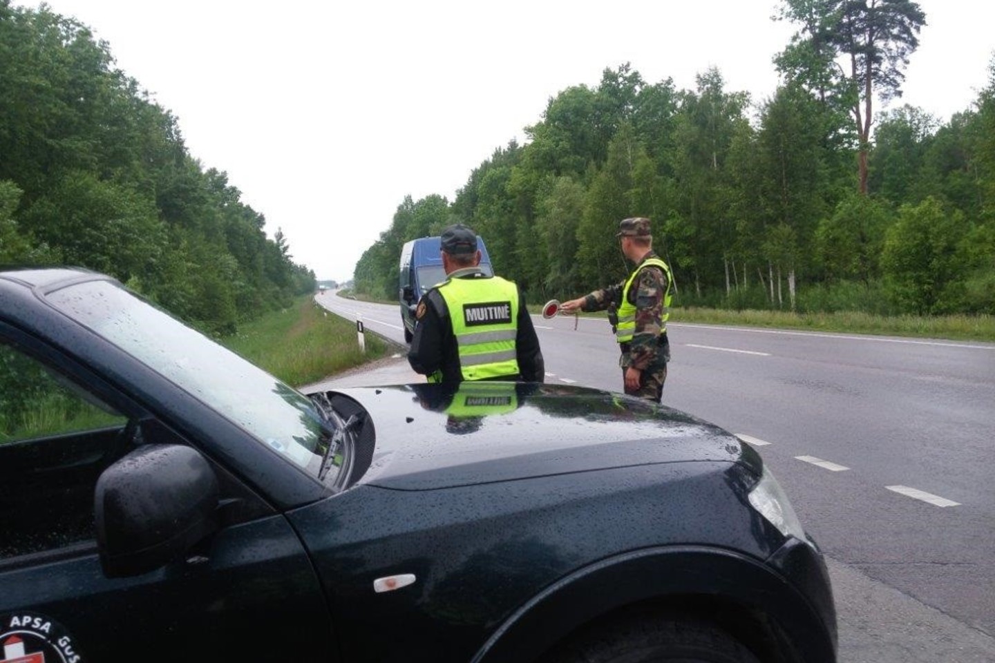  Nelegalų medžioklė pasienyje su Latvija: naudojami net širdies dūžių detektoriai.<br> Valstybės sienos apsaugos tarnybos nuotr.