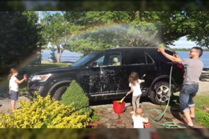 Įspūdinga: naudodamas sukutį tėtis vaikams sukūrė vaivorykštę