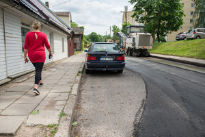 Vilniečius šokiravo gatvės remontas: asfaltą patiesė tiesiog aplink automobilius