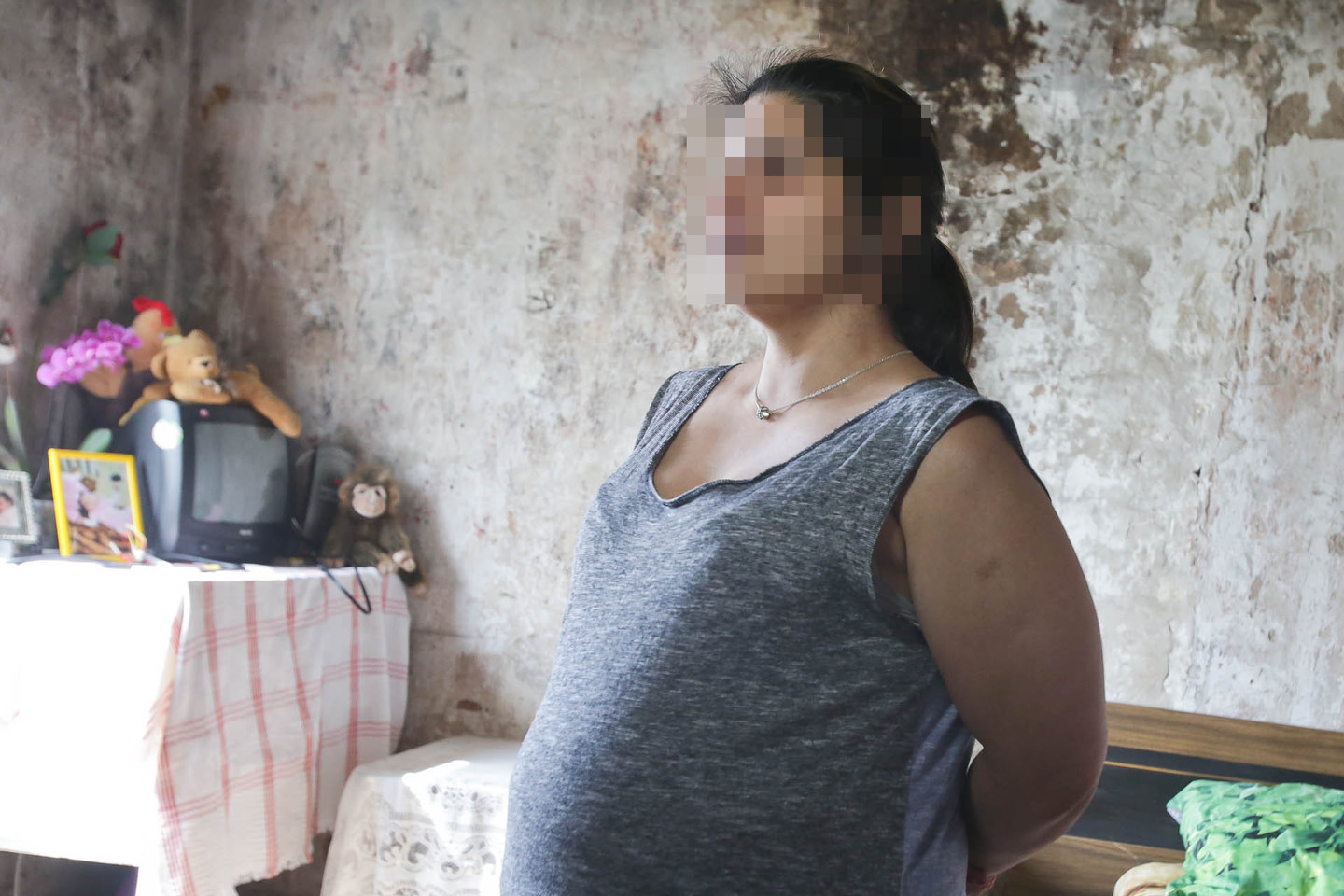 Prostitucijos ir kvaišalų pragarą perėjusi 36-erių Oksana augina dukrelę ir laukiasi dvynukų: prašo geradarių pagalbos. <br>G.Bitvinsko nuotr.