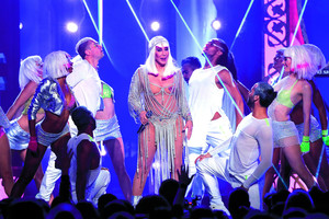 Jaunatviškumu spinduliuojančiai 71-erių Cher atlikta dar viena grožio operacija