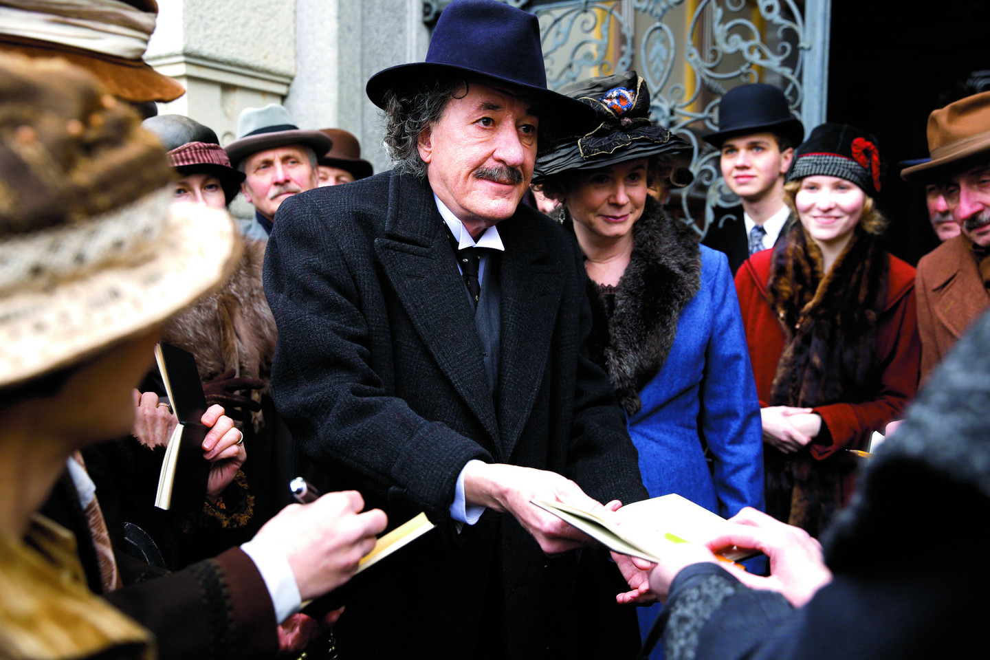 Filme „Genijus“ A.Einsteiną įkūnija „Oskaro“ laureatas G.Rushas.