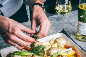 Kulinaras pamokė, kaip iš paprastų produktų paruošti vasarišką patiekalą 