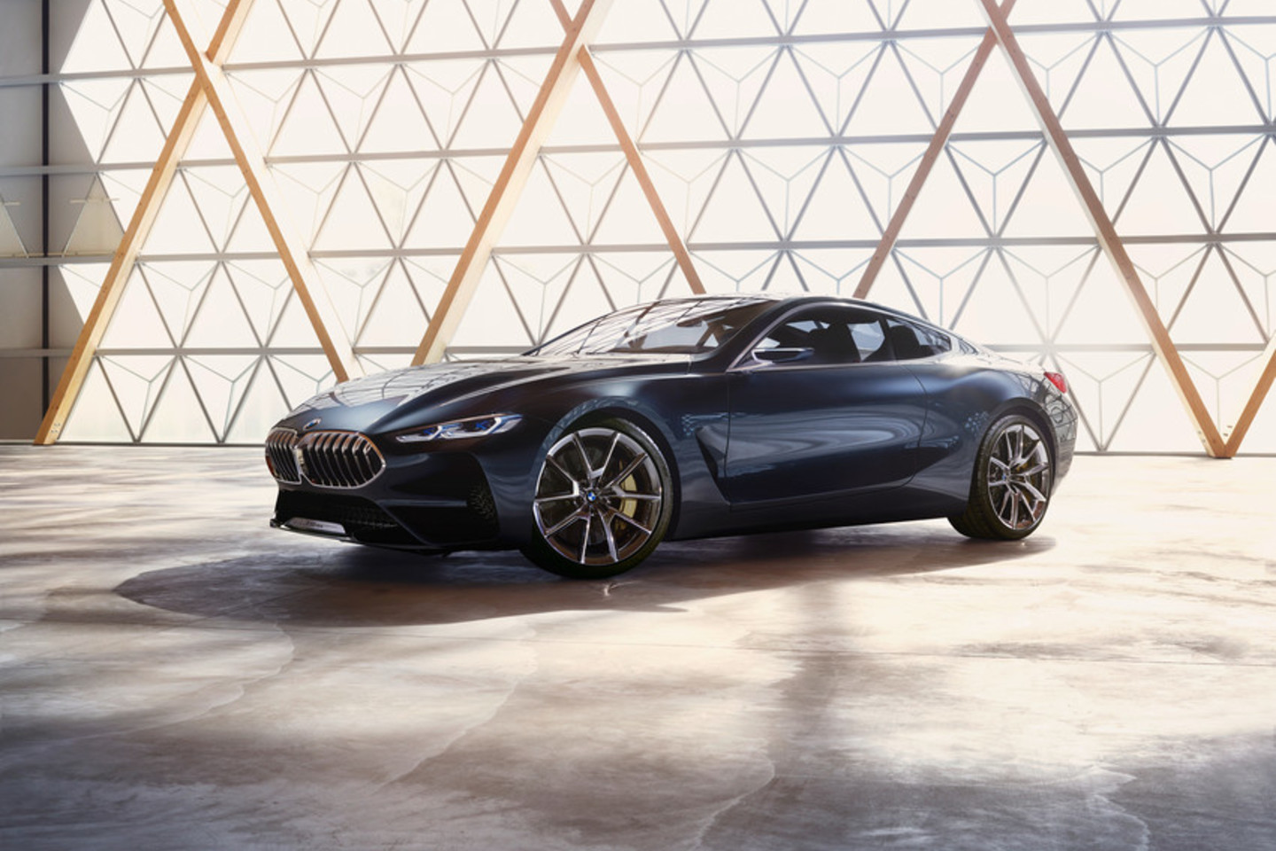8 serijos BMW žada tapti nauju prabangaus kupė etalonu.<br>Gamintojo nuotr.
