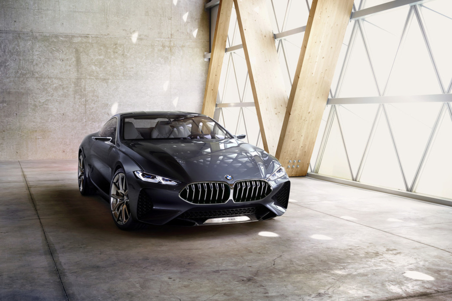 8 serijos BMW žada tapti nauju prabangaus kupė etalonu.<br>Gamintojo nuotr.
