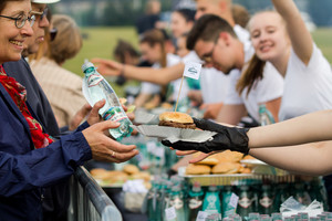 Prie Baltojo tilto Vilniuje vėl surengta masinė iškyla. Išdalino per 3 tūkst. mėsainių