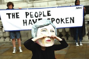 Theresos May politinis lošimas pasibaigė fiasko. Ką ji darys dabar?