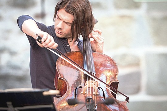 Violončelės garsenybė pasakas dukroms seka per skaipą