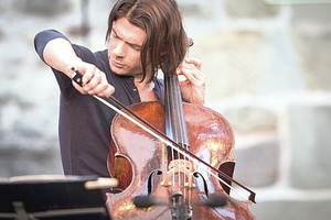 Violončelės garsenybė pasakas dukroms seka per skaipą