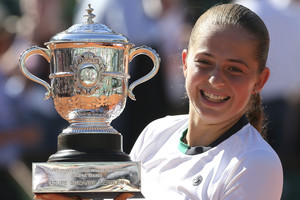 Paryžiuje sužibo Latvijos deimantas – Jelena Ostapenko laimėjo „Roland Garros“ turnyrą