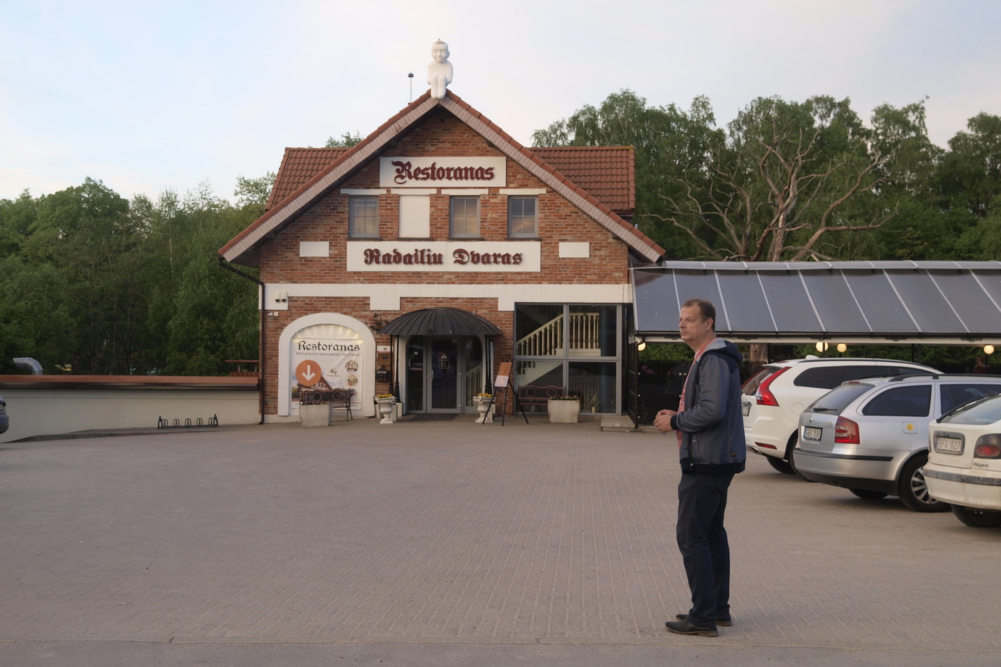Į Guinesso rekordų knygą pretenduojantis pastatas, pernai spalį duris lankytojams atvėręs Klaipėdos rajone, Radailiuose, yra didžiausias Europoje ir vienintelis Baltijos šalyse apverstas namas. <br>A.Srėbalienės nuotr. 