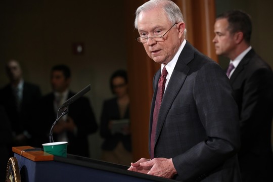 Ryšiais su Rusija įtariamas Jeffas Sessionsas sutiko Senato žvalgybos komitete