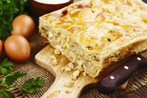 Greitas kopūstų ir kefyro pyragas: supjaustei, užpylei – ir į orkaitę