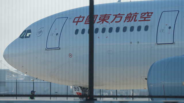 Sidnėjuje saugiai nutūpė Kinijos lėktuvas su skyle variklio gaubte  