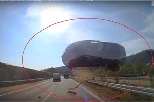 Užfiksavo keistą tragediją: „Mazda“ įskrido į turistų autobusą