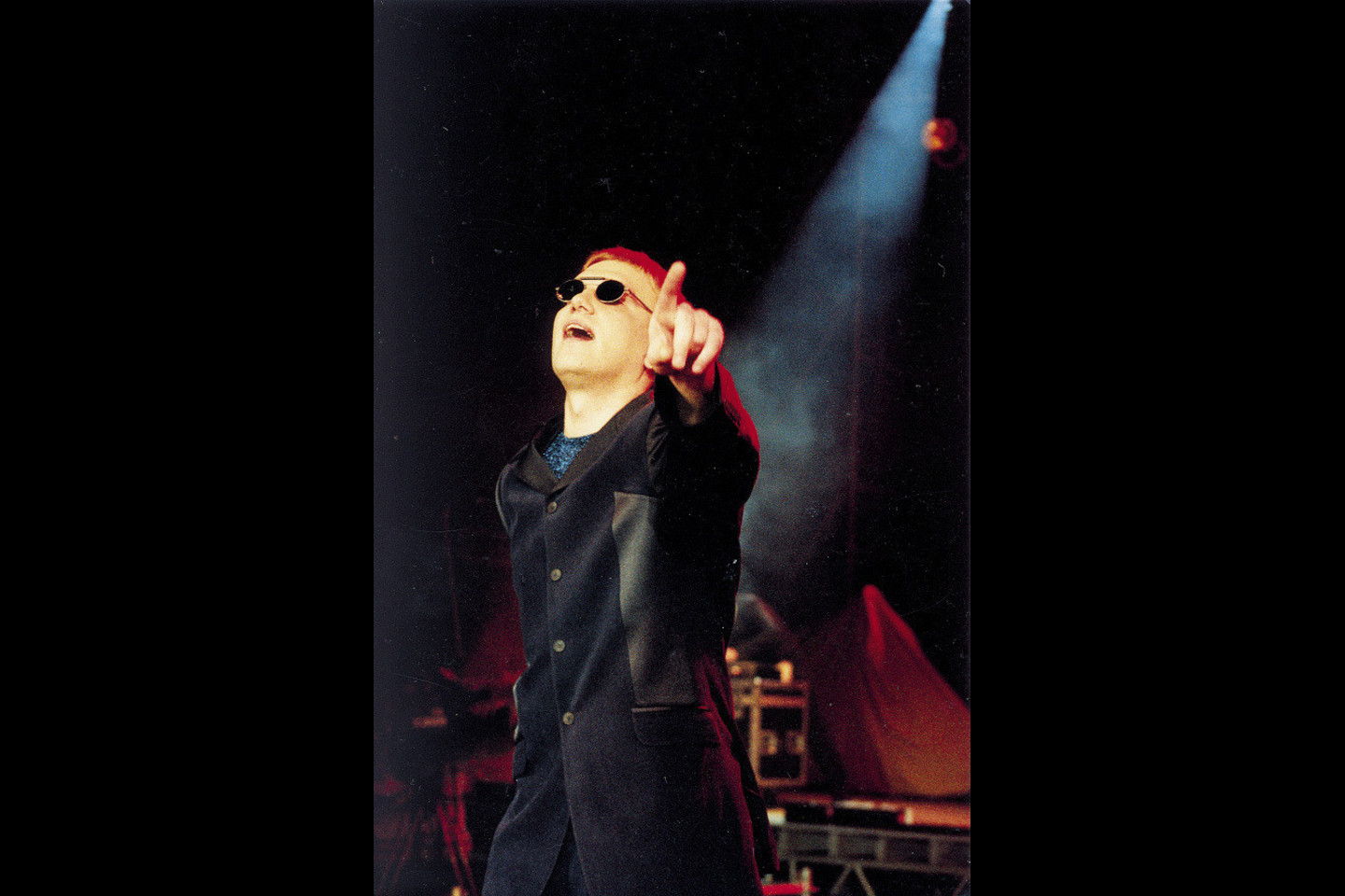 Tamsūs akiniai  buvo tarsi vizitinė  atlikėjo kortelė.