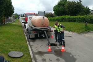 Apsinuodijęs metano dujomis įkrito į kanalizacijos šulinį