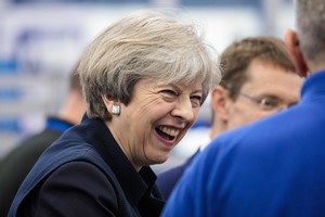 Briuselis priverstas laukti, kol Theresa May formuoja koaliciją