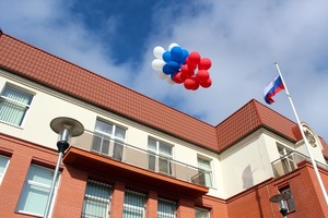 Rusijos dieną klaipėdiečiams priminė virš konsulato sklandę trispalviai balionai  