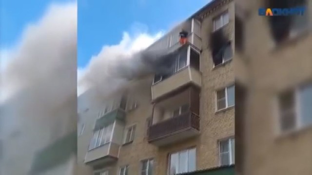 Rusijoje į gyvą grandinę susibūrę žmonės išgelbėjo gaisre įkalintą šeimą