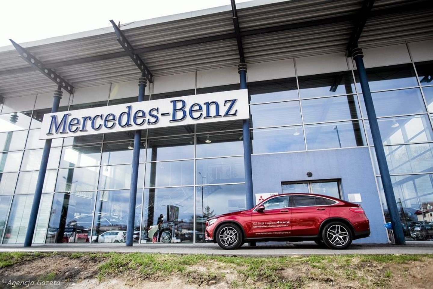  Jau šių metų birželio 19 dieną bus pradėta statyti pirmoji Lenkijoje automobilių „Mercedes-Benz“ variklių gamykla. Koncernas „Daimler AG“ investuos į ją daugiau kaip 2 mlrd. zlotų (477 mln. Eur).<br> Reuters/Scanpix nuotr.