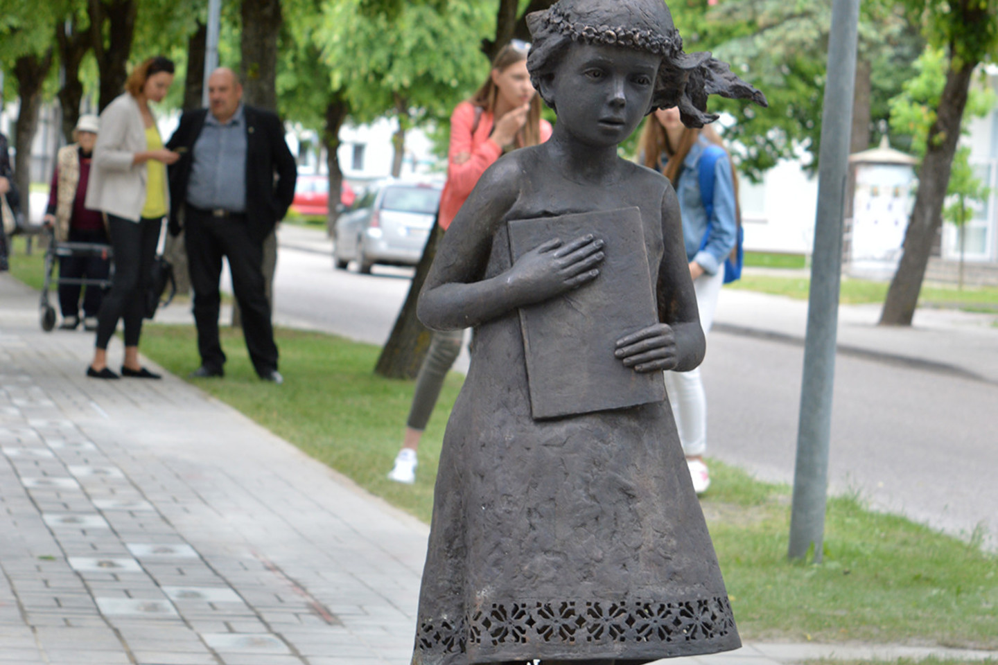  Lietuvių kalbą simbolizujančią skulptūrą sukūrė Šakiuose gyvenantis skulptorius K.Dovydaitis.<br>B.Januškevičienės nuotr.