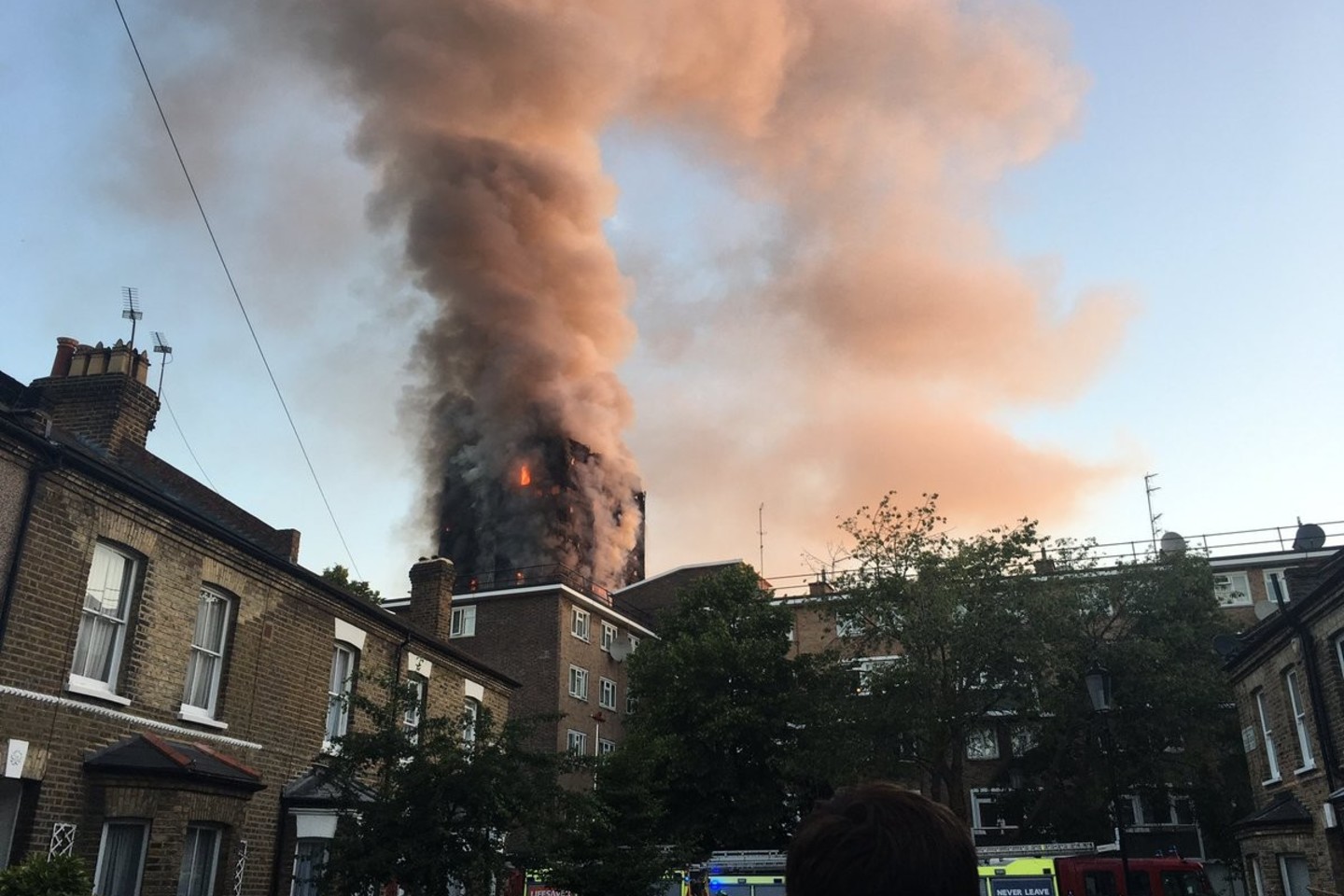 Gaisras vis dar neužgesintas. <br> „Twitter“ nuotr.