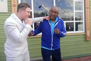 Į Lietuvą atvykęs bokso legenda George'as Foremanas išgyrė Joną Čepulį