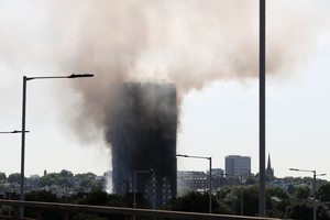 Stebuklas: iš degančio daugiabučio išmestas kūdikis liko gyvas