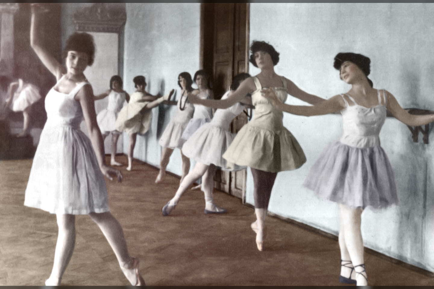 Kauno moterys mokosi baleto, 1921 m.<br>Lietuvo literatūros ir meno archyvo nuotr.