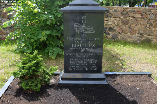 Nieko švento: vandalai nusiaubė ir kunigo kapą