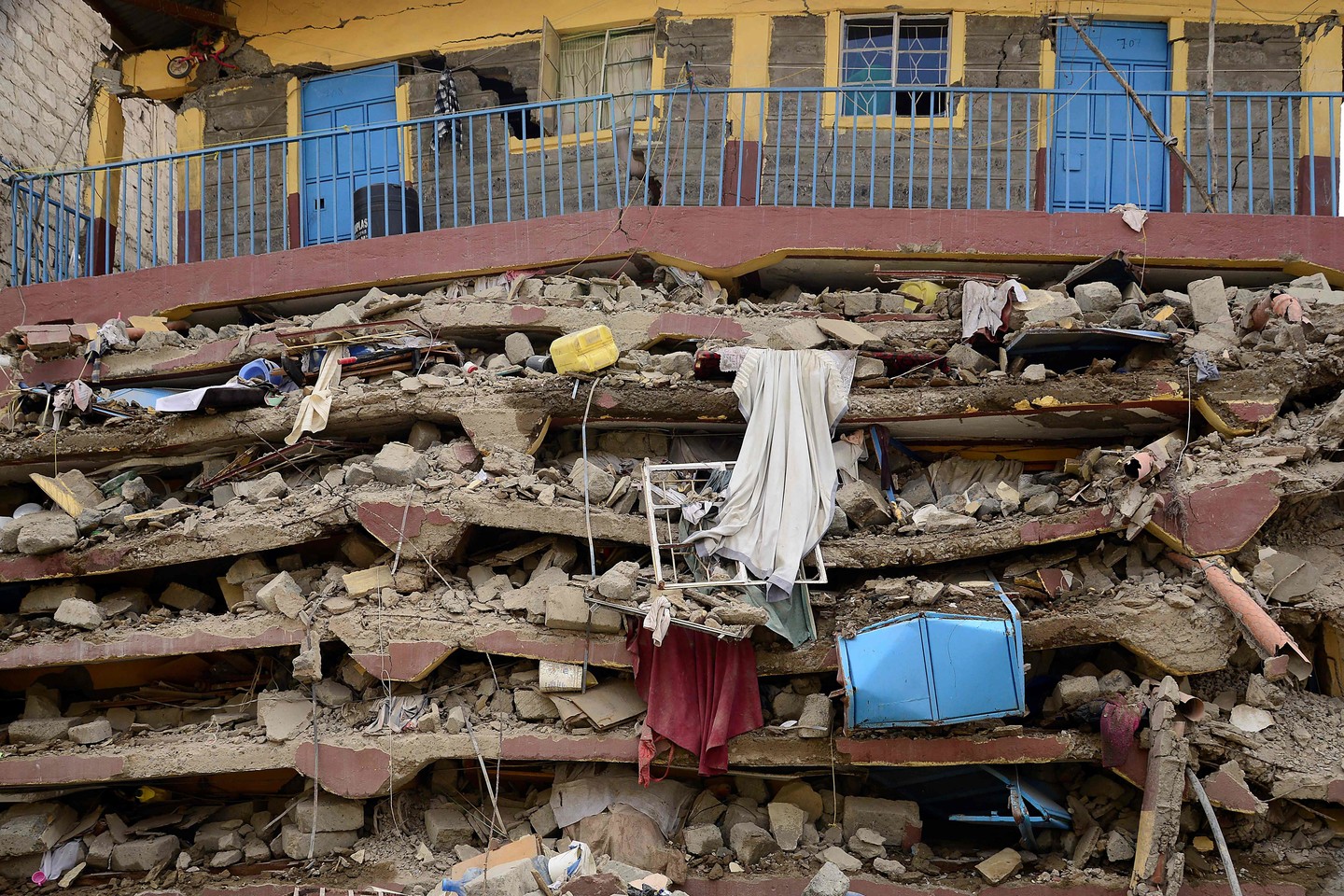  Sugriuvus pastatui žuvo du žmonės.<br> AFP/„Scanpix“ nuotr.