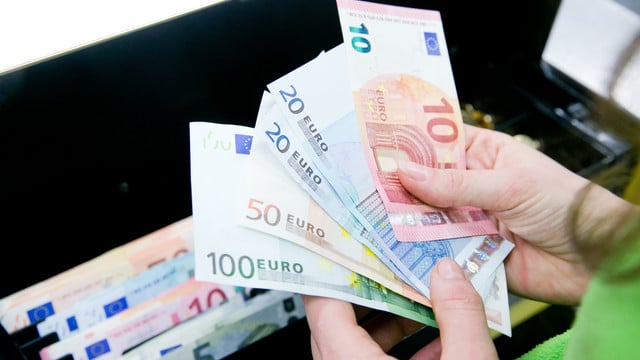 Vyriausybė: grynaisiais bus galima atsiskaityti tik iki 3000 eurų