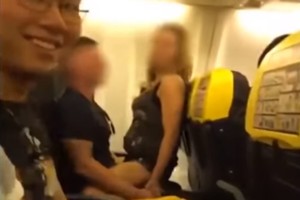 Lėktuve sekso judesiais keleivius šiurpinusi moteris išliejo nuoskaudą