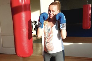 Net ir laukdamasi kūdikio dainininkė bokso pirštinių nekabina ant vinies