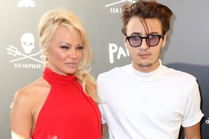 Pamela Anderson visuomenei pristatė gražuolį savo sūnų