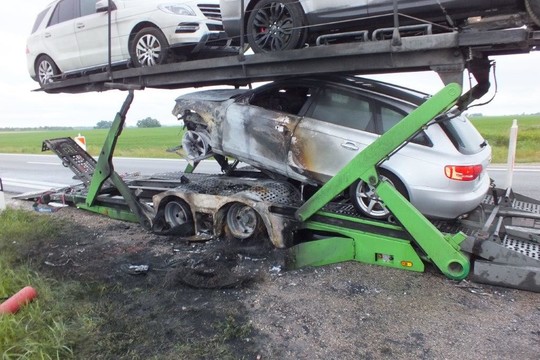 Kelyje „Via Baltica“ sudegė iš Italijos vykęs automobilvežis