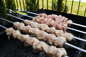 Viena marinato paslaptis, kad vištienos šašlykai būtų minkšti ir skanūs