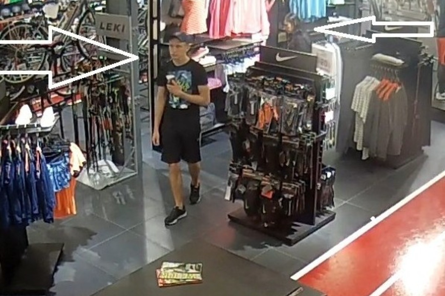  Policija ieško, kas Kauno prekybos centre pavogė sportinius batelius.<br> Kauno policijos nuotr.