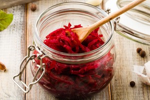 Močiutė pamokė, kaip užraugti burokėlius šaltibarščiams 