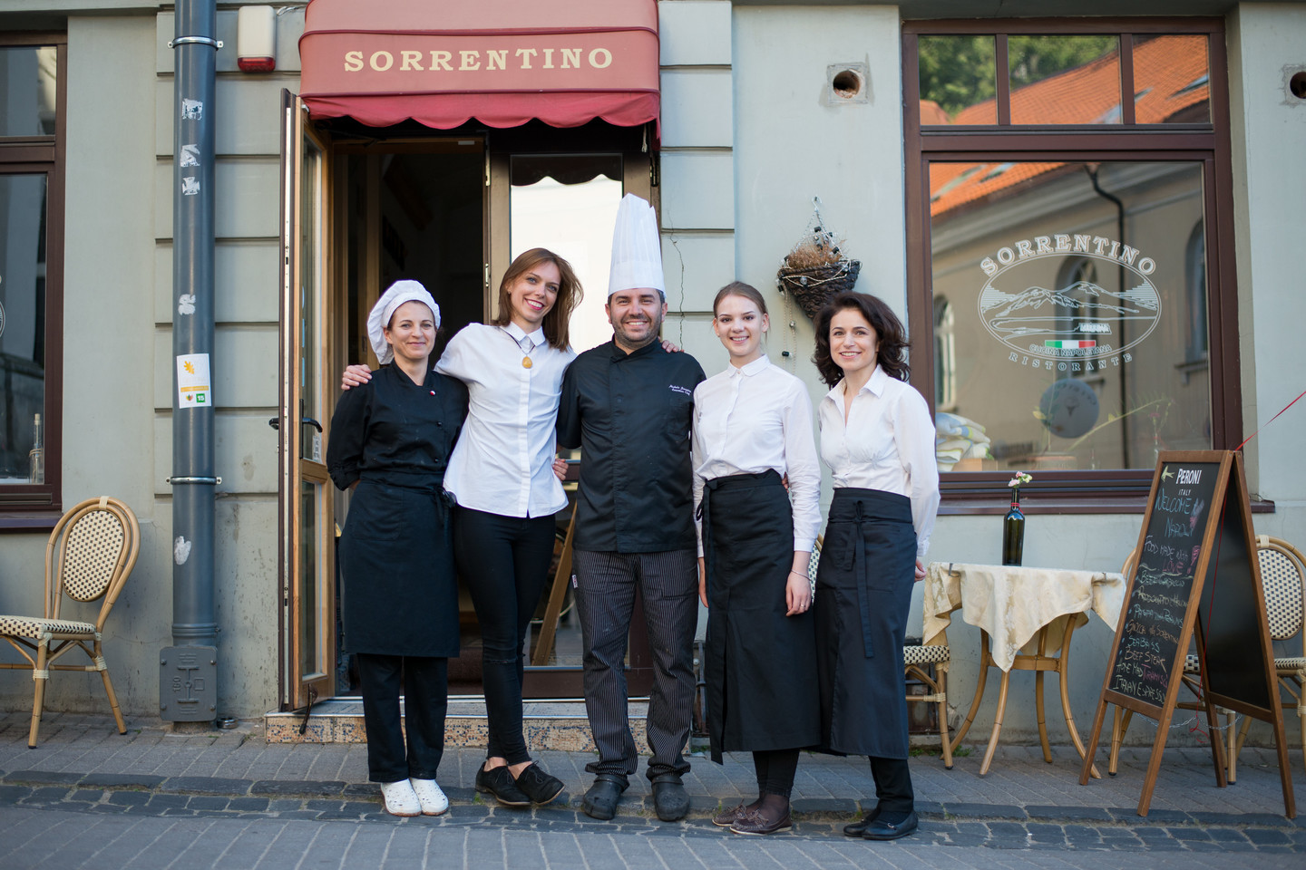 Restorano „Sorrentino“ savininkas ir šefas Michele Sorrentino su mylimąja Kristina (antra iš kairės) ir personalu. <br>J.Stacevičiaus nuotr.