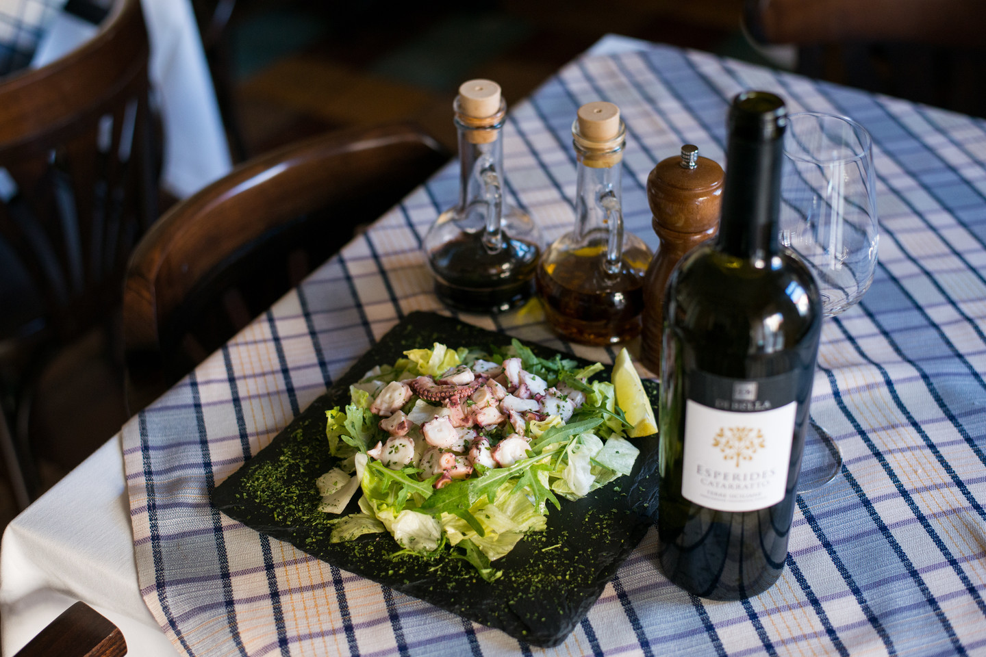 Aštuonkojo salotos - užkandis, populiarus ir Neapolyje, ir Sicilijoje. <br>J.Stacevičiaus nuotr.