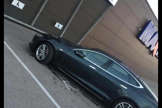 Molėtiškiai nustebę: kunigas savo „Tesla“ pastatė per dvi neįgaliųjų vietas