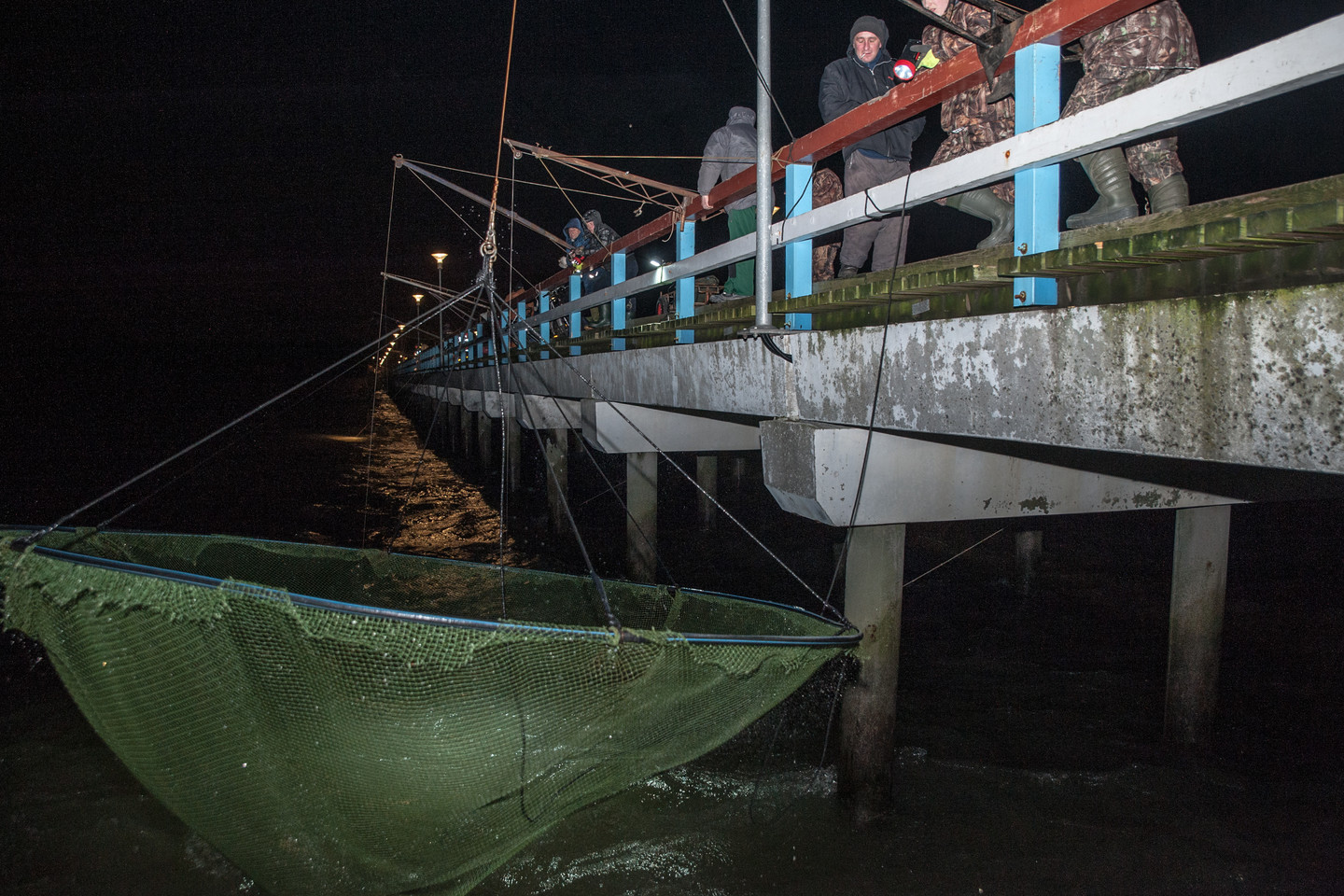 Stintų žvejyba per audrą ant Palangos tilto. <br>V.Ščiavinsko nuotr.