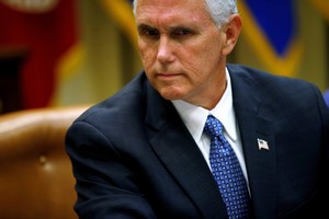 JAV viceprezidentas Pence'as asmeniniu advokatu pasisamdė Votergeito veteraną