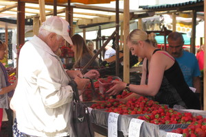 Kalvarijų turgaus prekeiviai: „Lietuviškų braškių žmonės tiesiog nebeįperka“