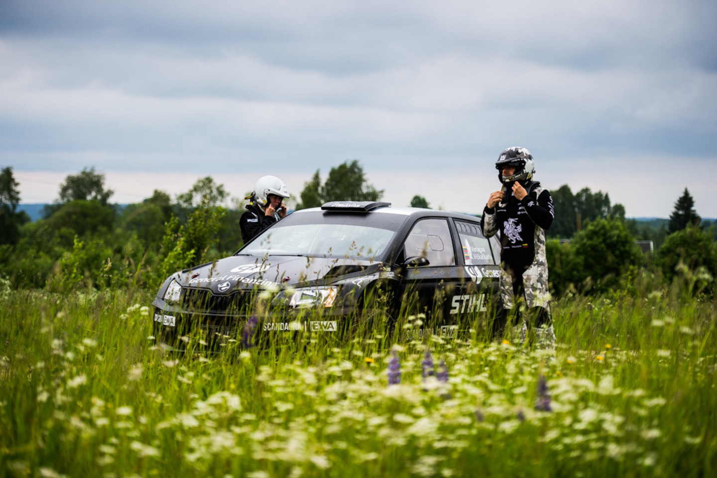 Prieš „Žemaitijos ralį“ buvo koreguojami „Škoda Fabia R5“ nustatymai.<br>Jurgos Anusauskienės nuotr.